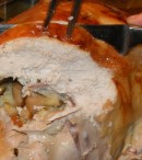 Šventinis kalakutas, kimštas duona. Su tamsiu padažu (gravy).